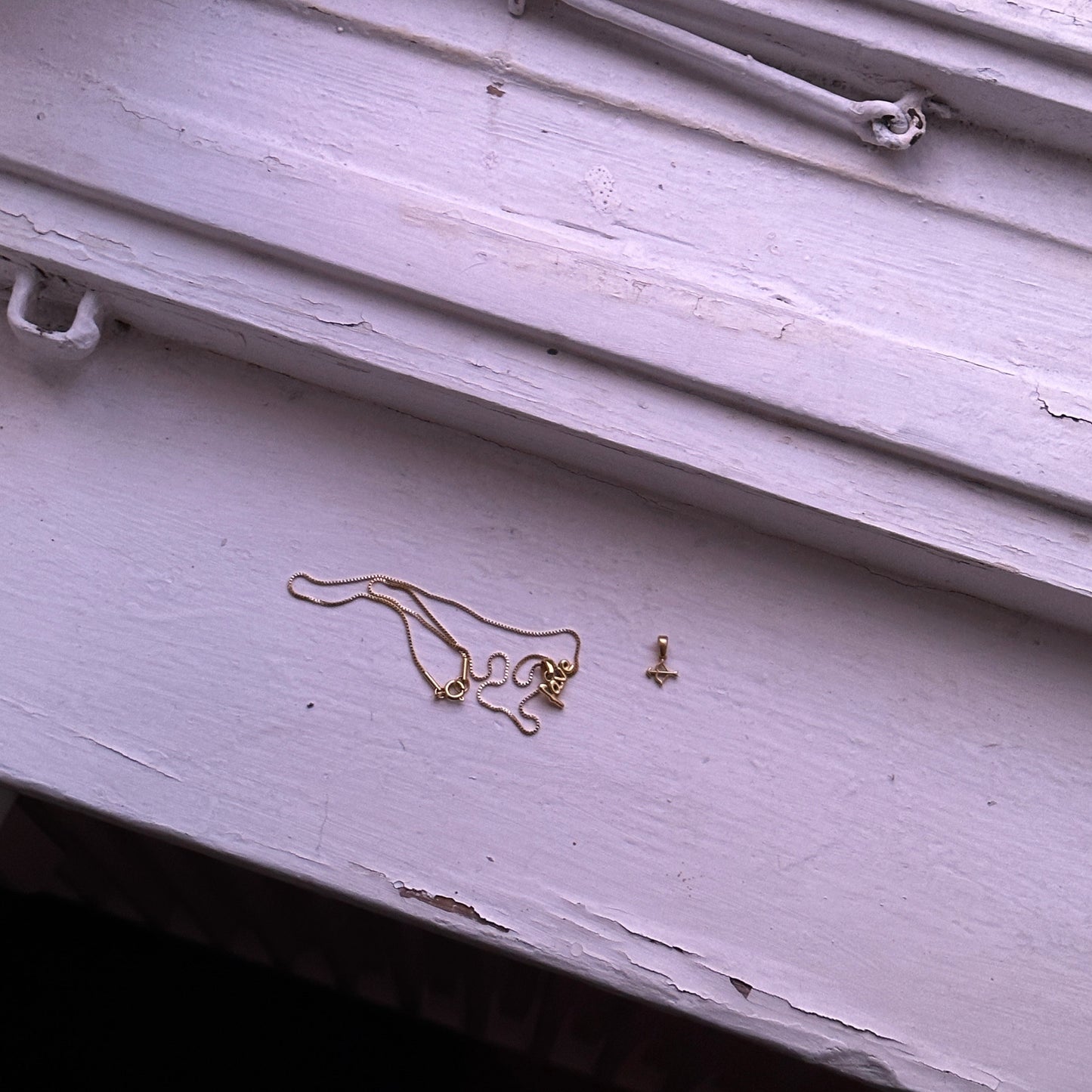 Halskette fave auf Fensterbank