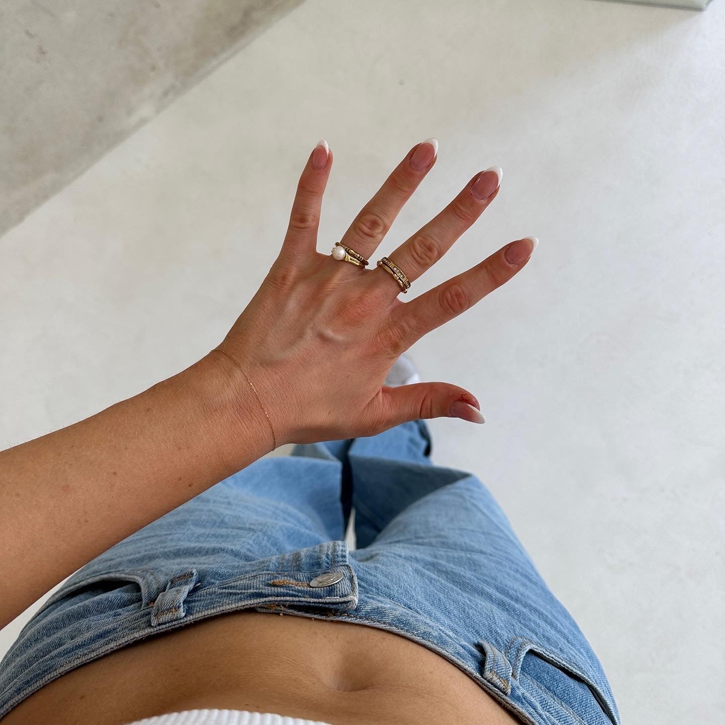ringe an einer Hand eines Mädchens von oben
