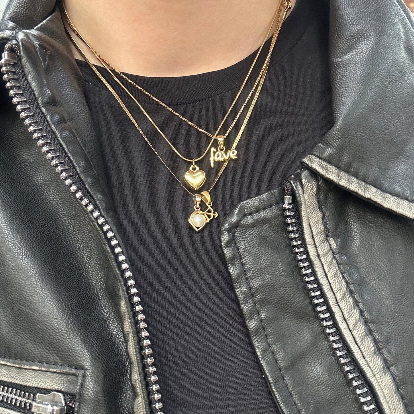 Halsketten an einem Mädchen mit Lederjacke