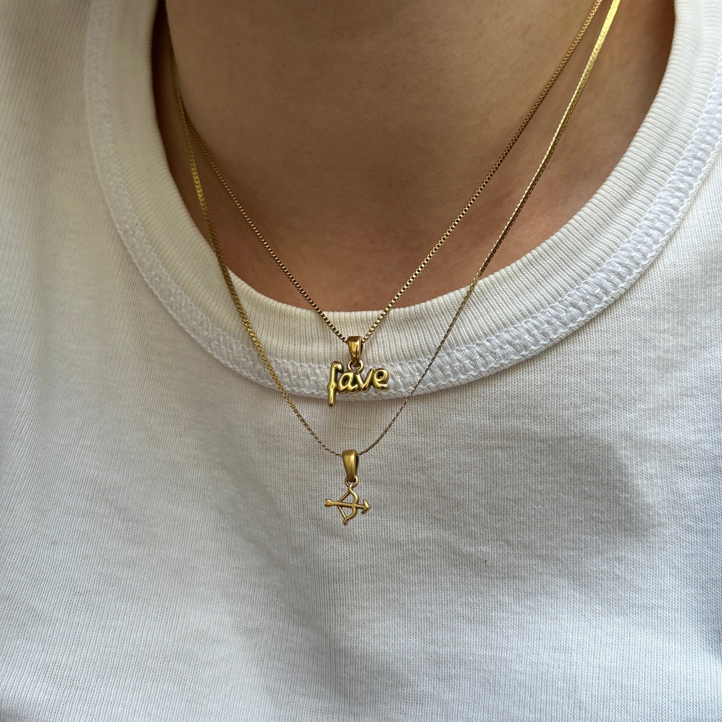 Halskette, Pfeil und Bogen und Halskette fave an Mädchen mit weißen T-Shirt