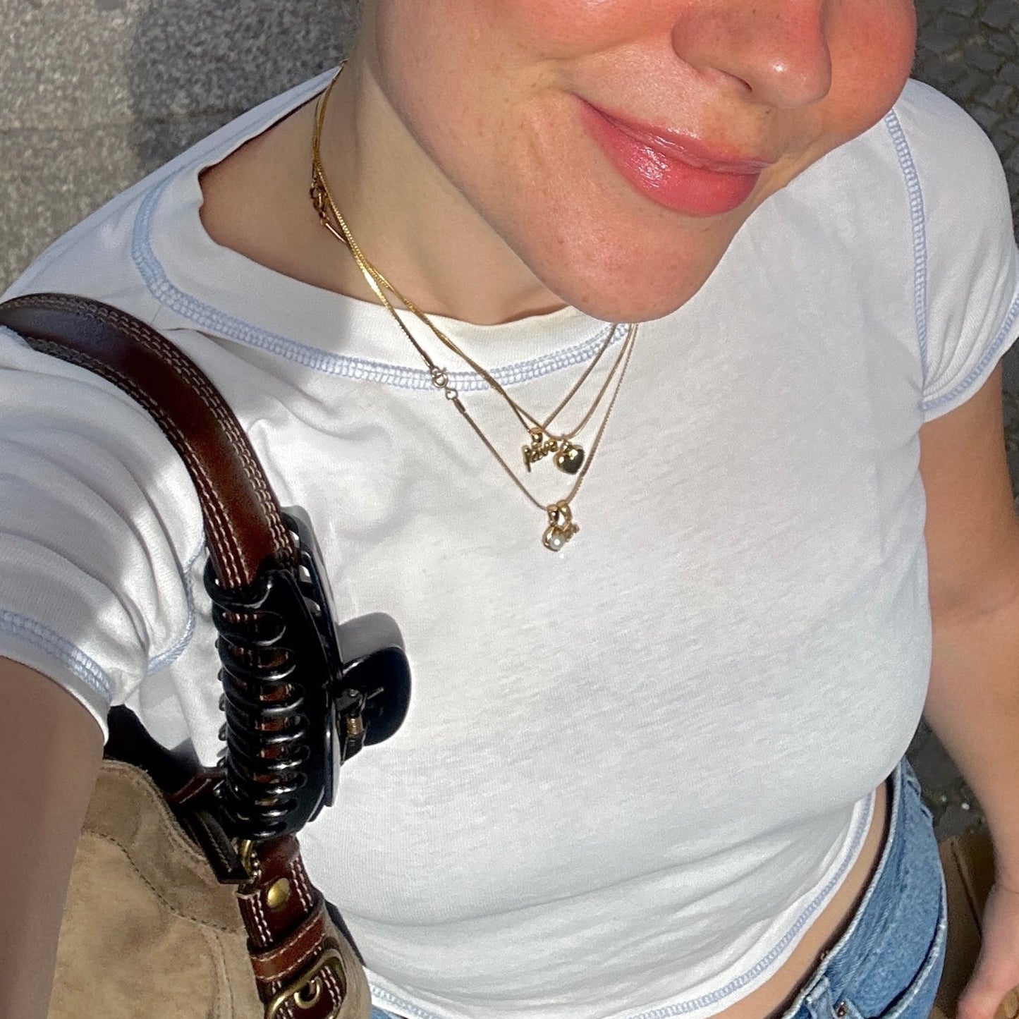 Halsketten an Mädchen mit weißen T-Shirt