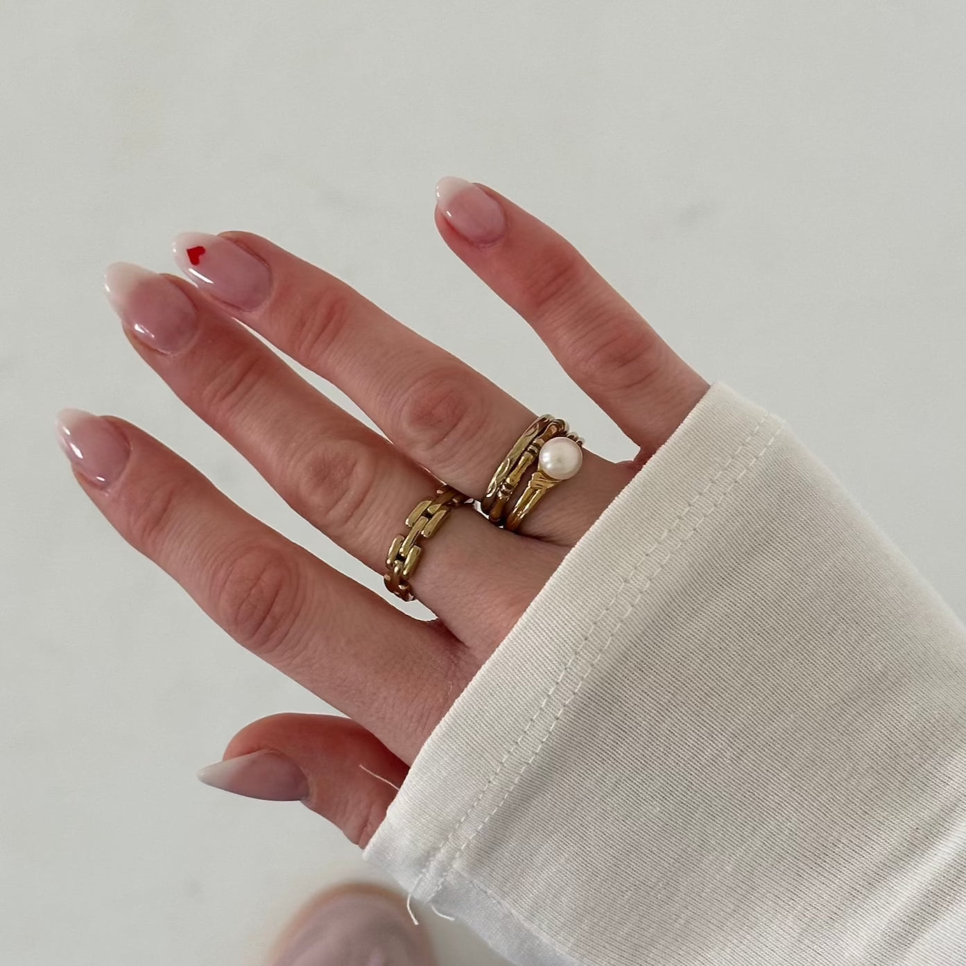 Ringe an Hand vor Hintergrund weiß
