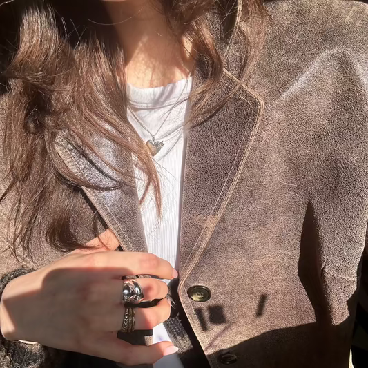 Mädchen mit Into You silber Halskette und RIngen