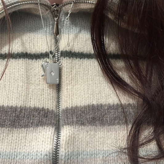 Ass-Charme und in Halskette getragen in Silber auf Mädchen Nahaufnahme