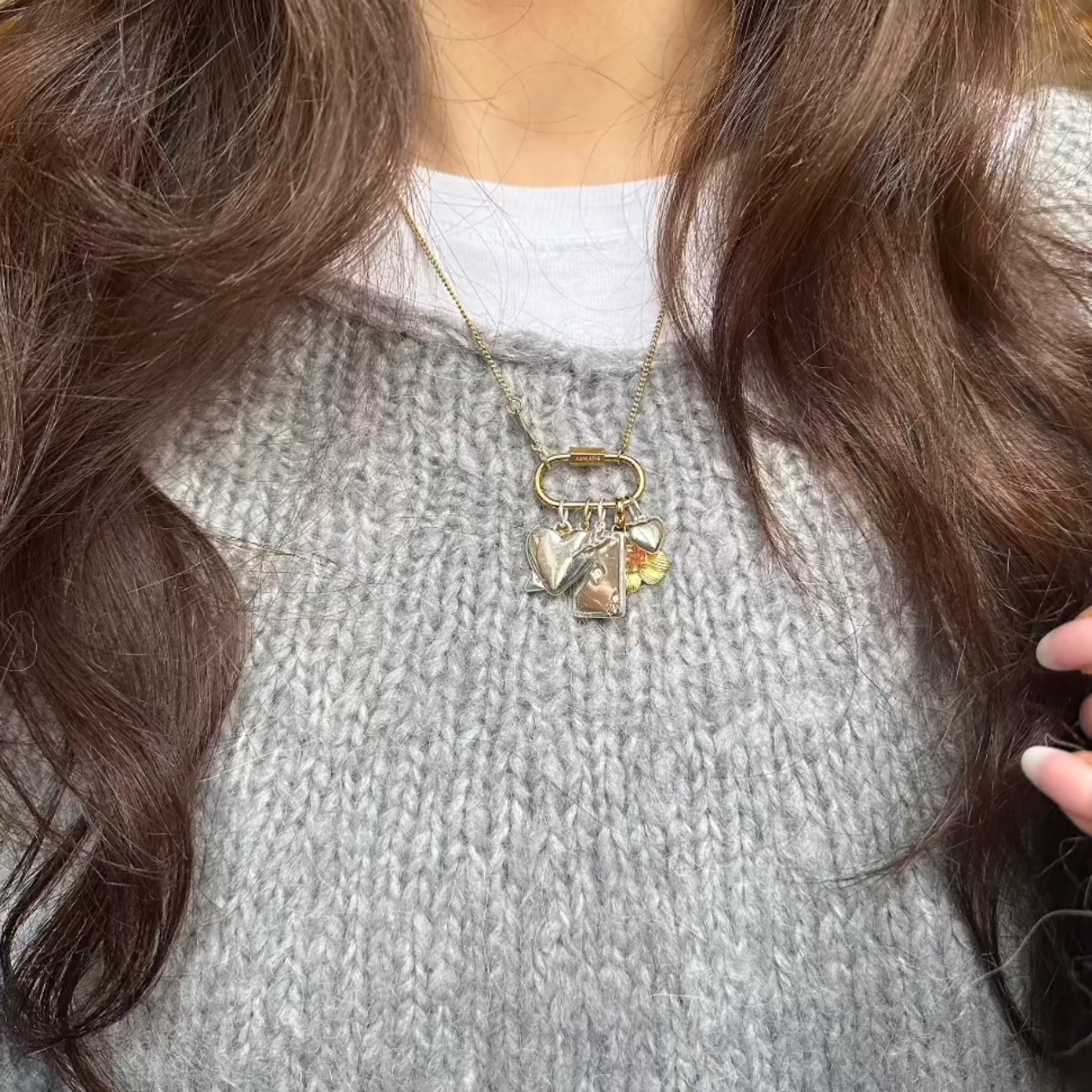 Mix and Match Halskette getragen mit in Sie Charm, Ass Charm, Blume und Herz aus Gold Charm