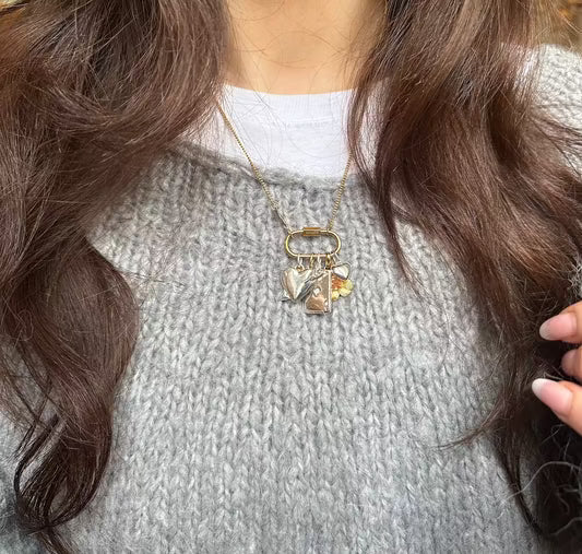 Mädchen mit Mix and Match Kette mit Anhängr