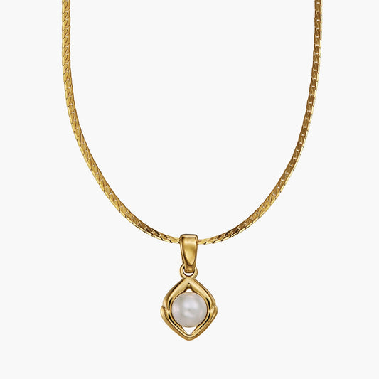 Kani Halskette mit Perle auf Hintergrund weiß