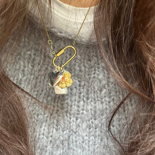 Halskette getragen mit Mix and Match Charms auf Frauen Nahaufnahme