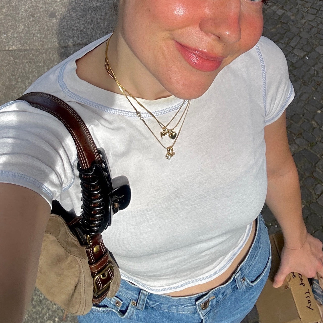 Halskette you you’re my Fave und Kani Halskette an Mädchen mit weißem T-Shirt