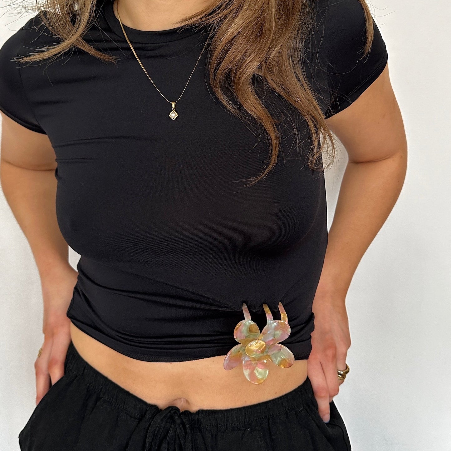 Flower Clip Blumen Haarspange geklammert an schwarzes T-Shirt