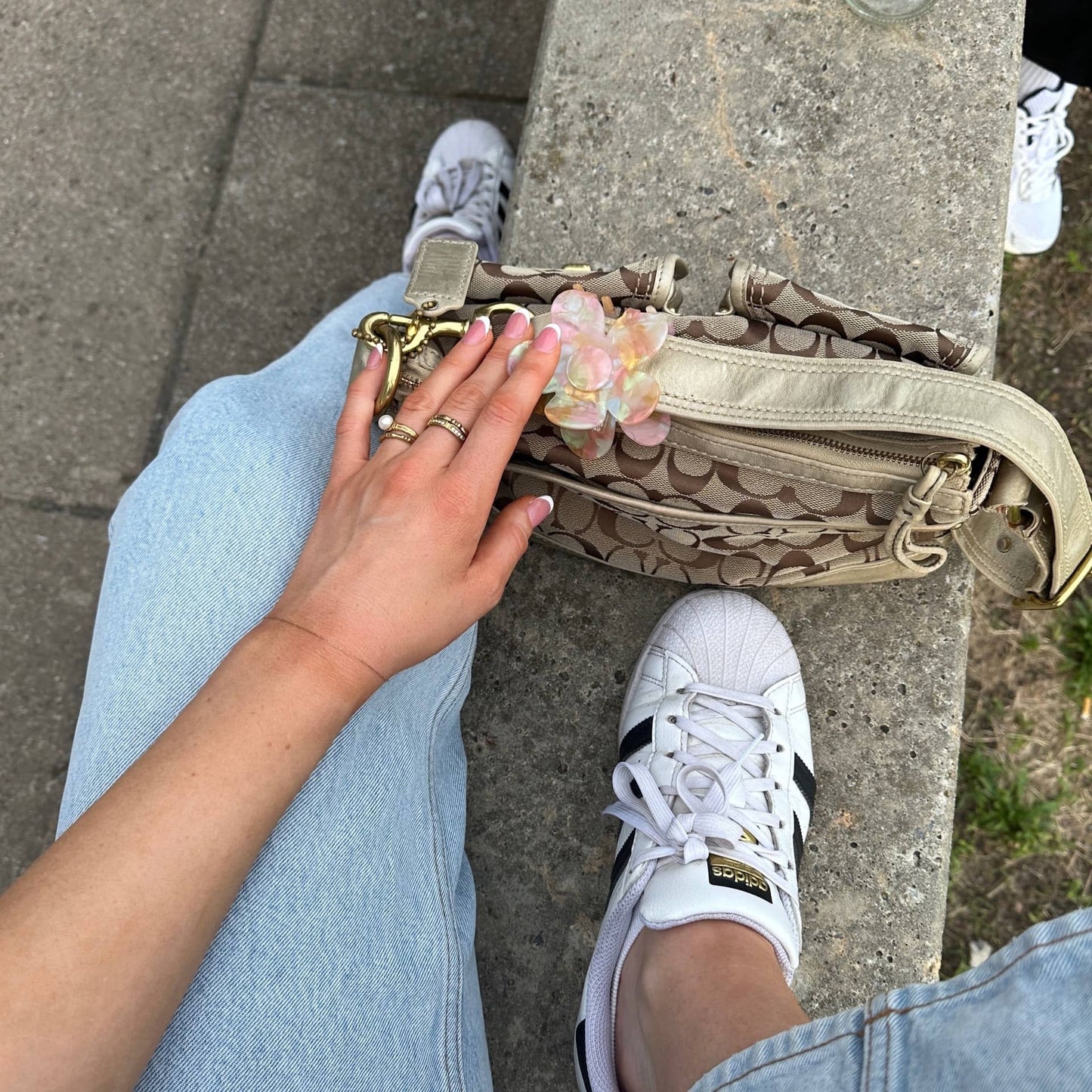 Flower Clip Blumen Haarspange an Tasche einer Frau