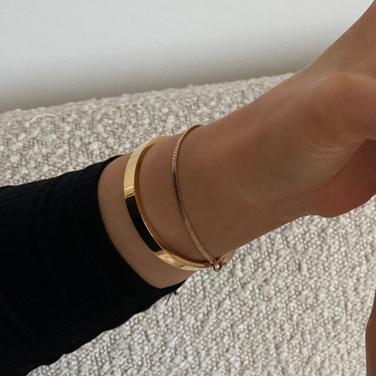 Golden Bracelet goldener Armreif an Handgelenk