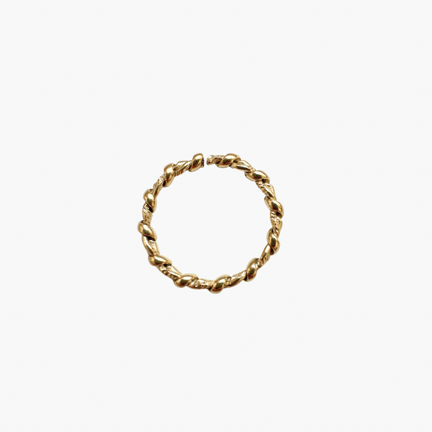 triss ring Gold vor weißem Hintergrund