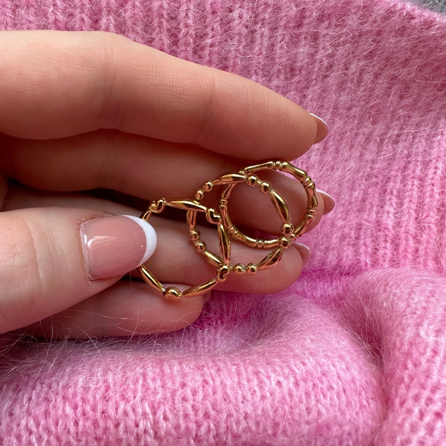 Banu Ring in einer Hand