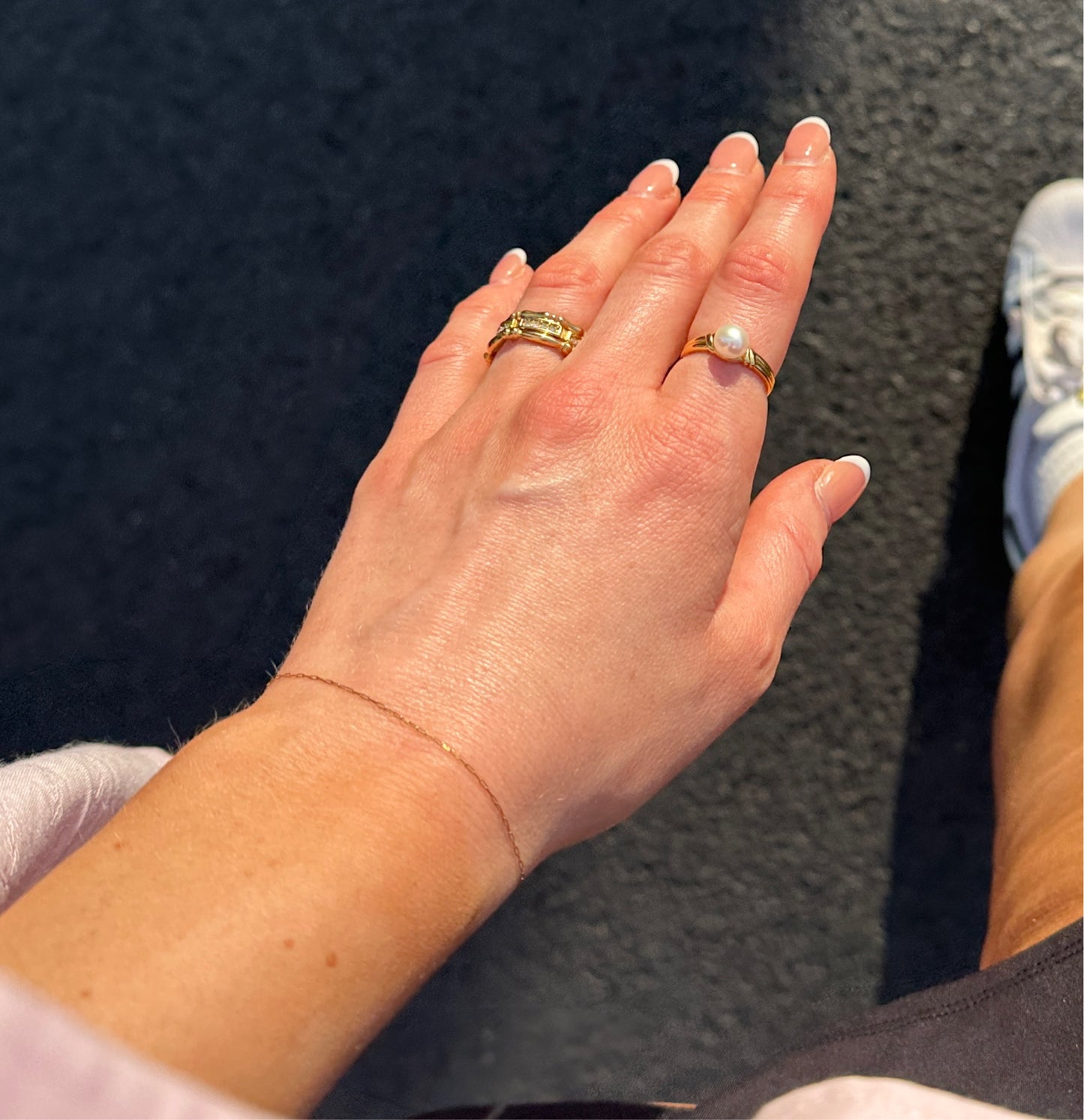 Banu Ring an einer Hand