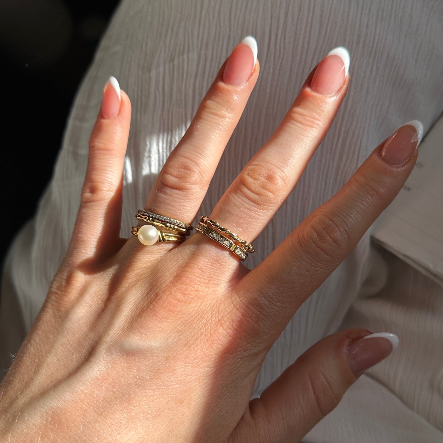 Tris Ring an hand