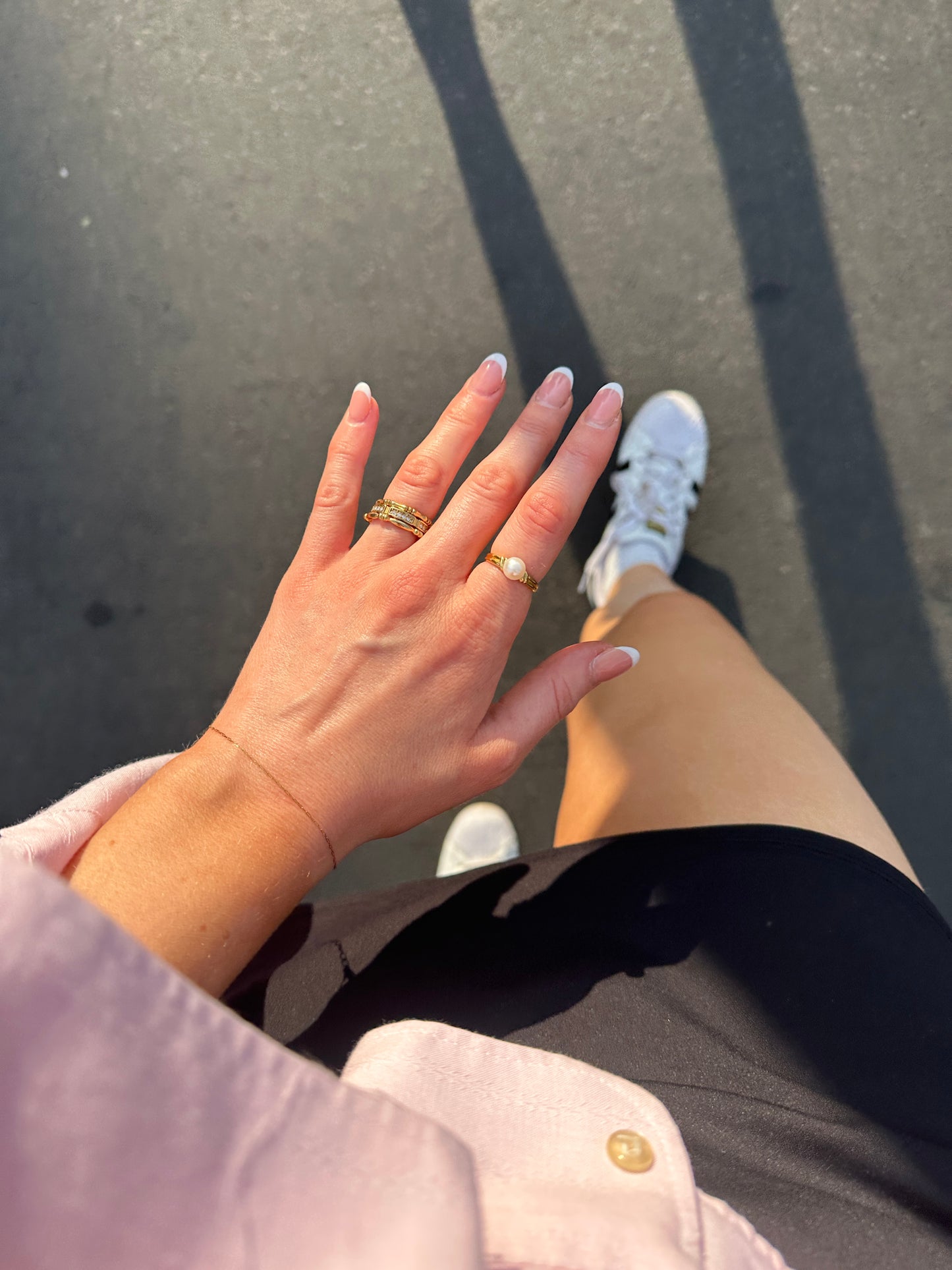 ringe an einer Hand von oben