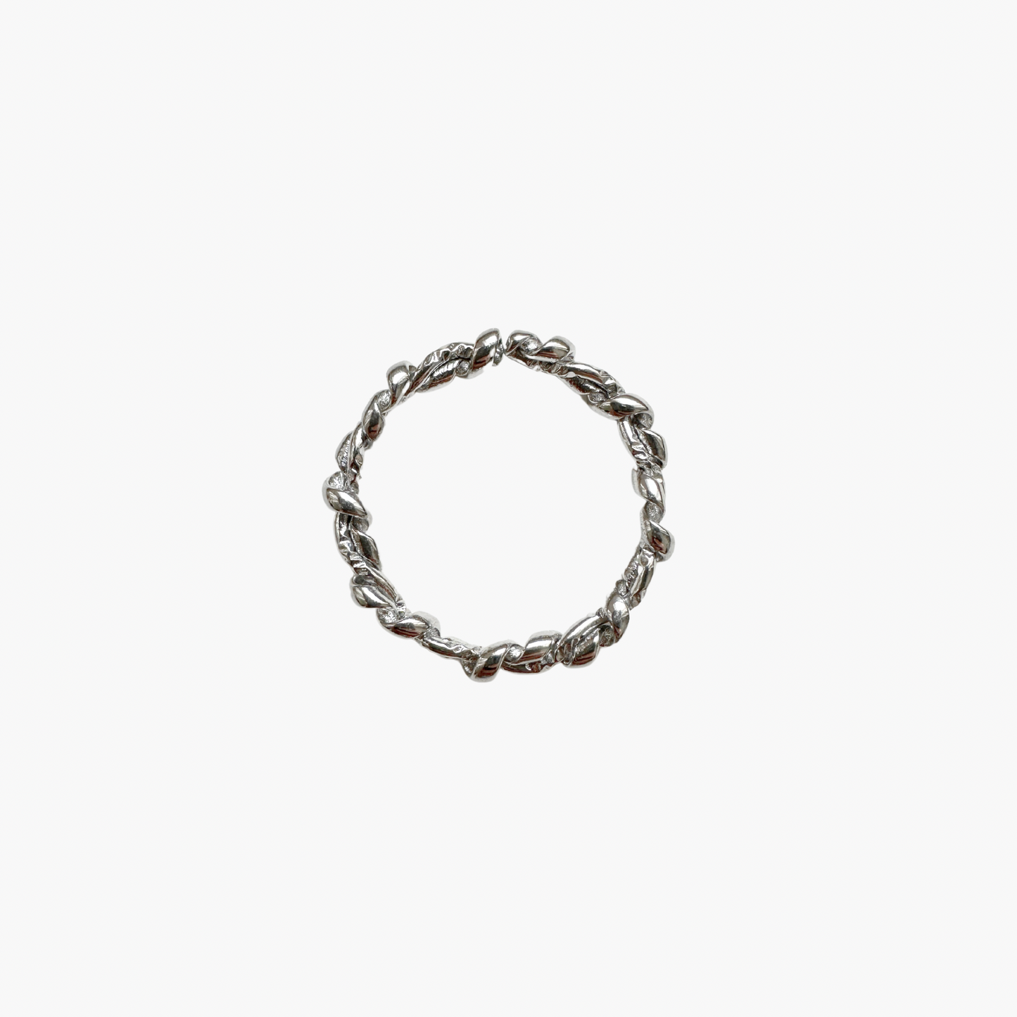 Triss ring vor weißem Hintergrund