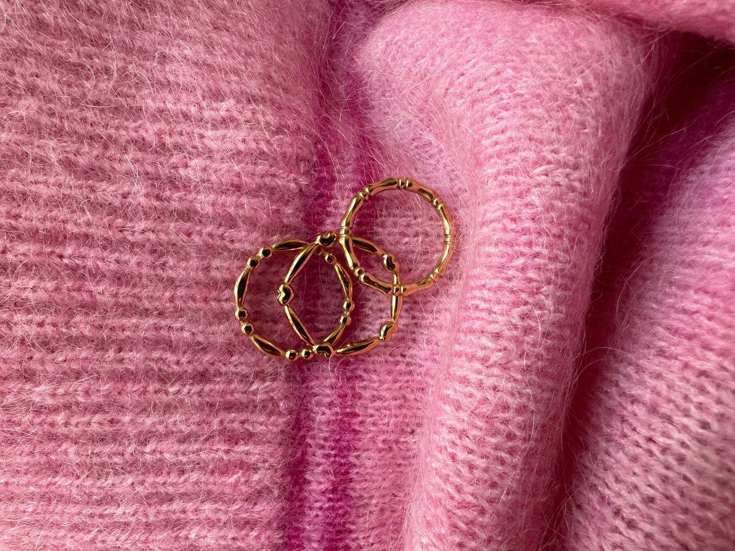 kleiner Herzring auf Pullover, rosa