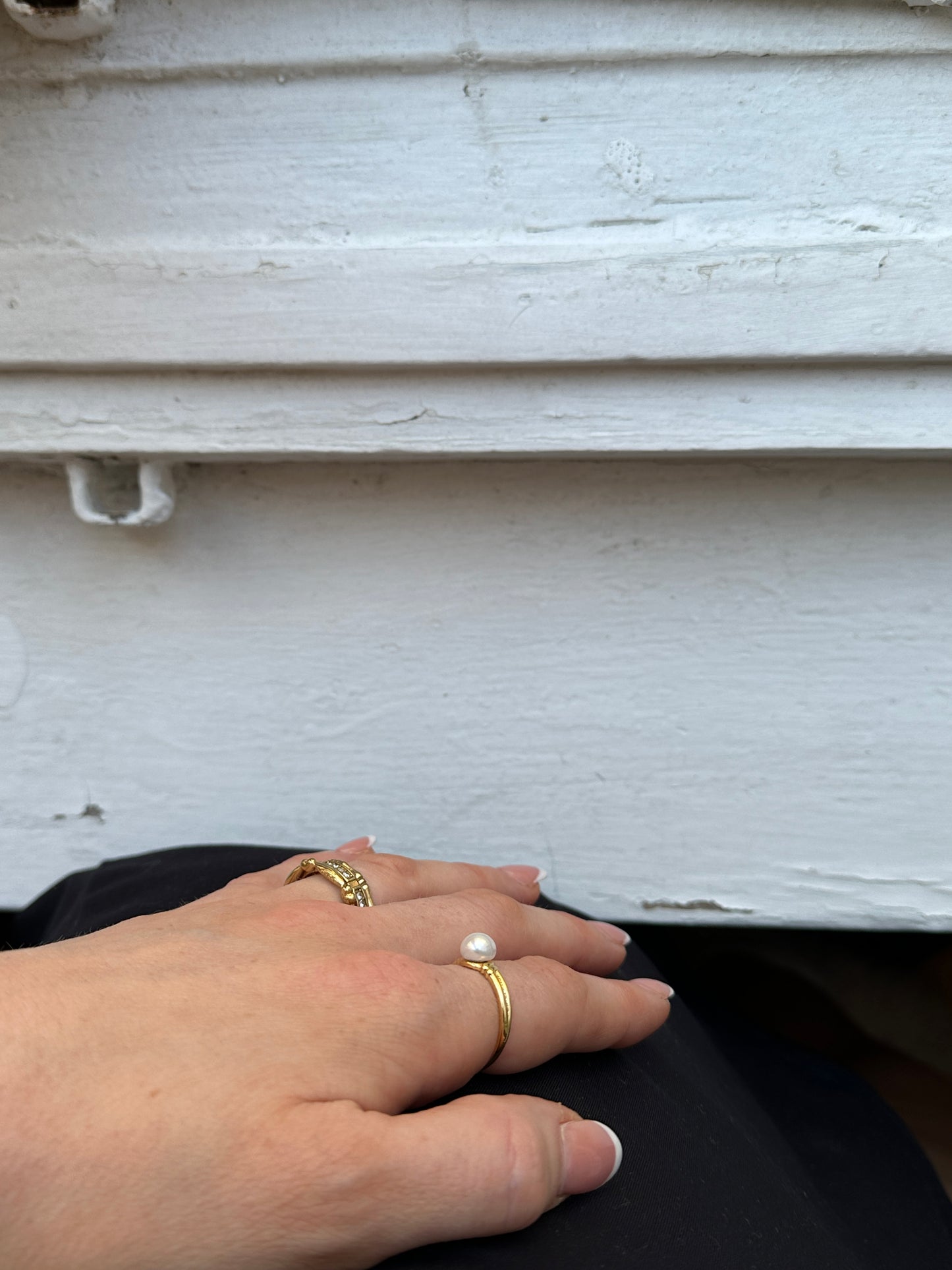 ringe an einer Hand vor Fensterbank