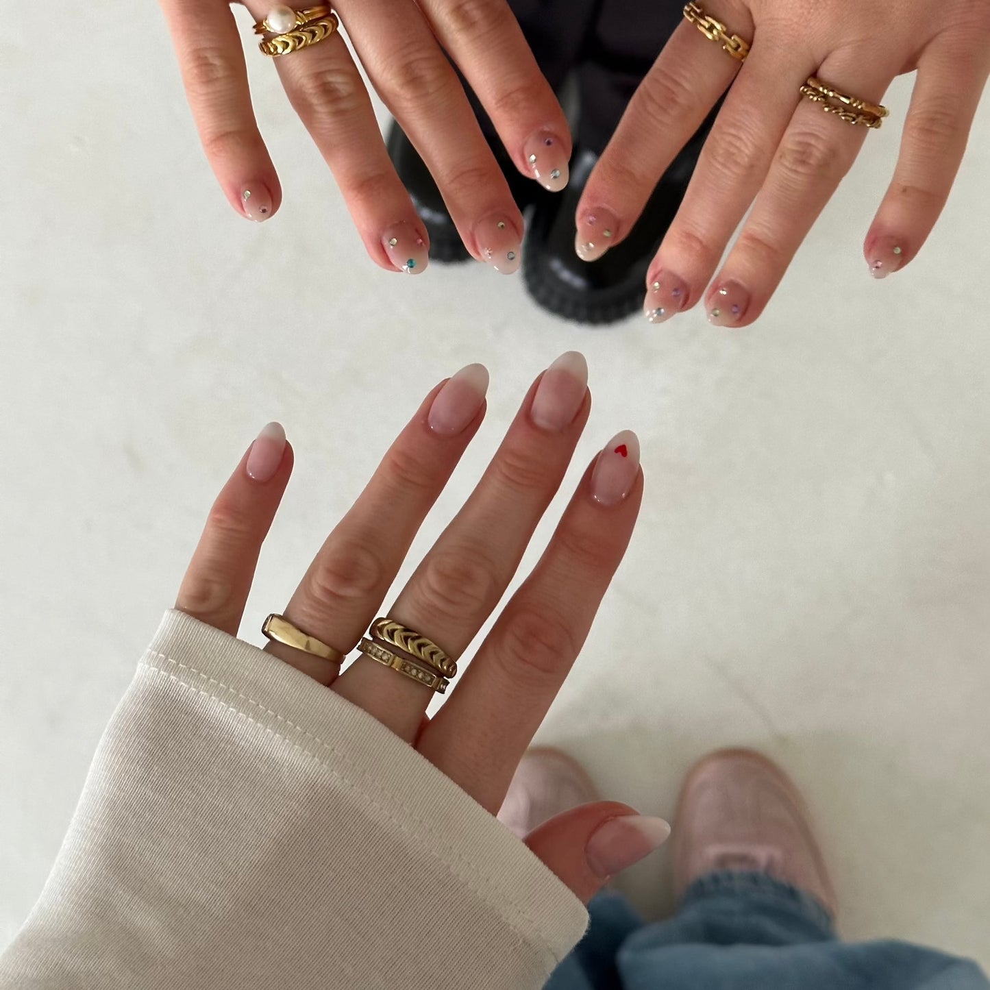 Ringe an drei Händen von oben