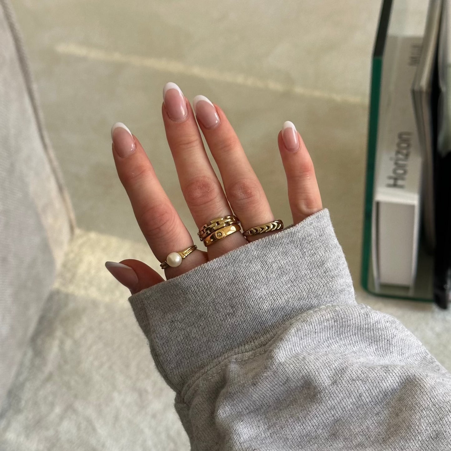 Vier Ringe an Hand von Mädchen