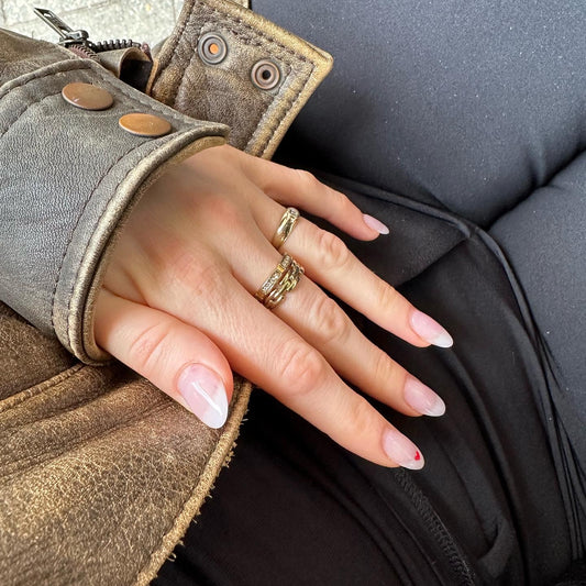 drei Ringe an Hand vor Jacke