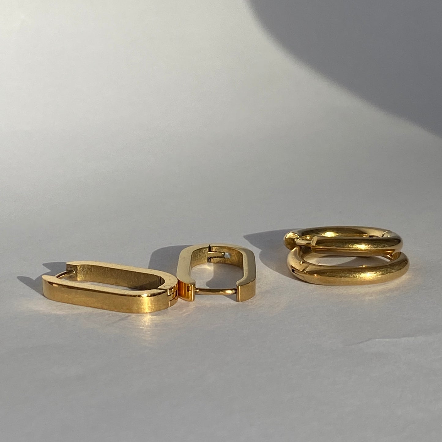 Oval Hoops Creolen Oval in gold zusammen mit Everyday Hoops