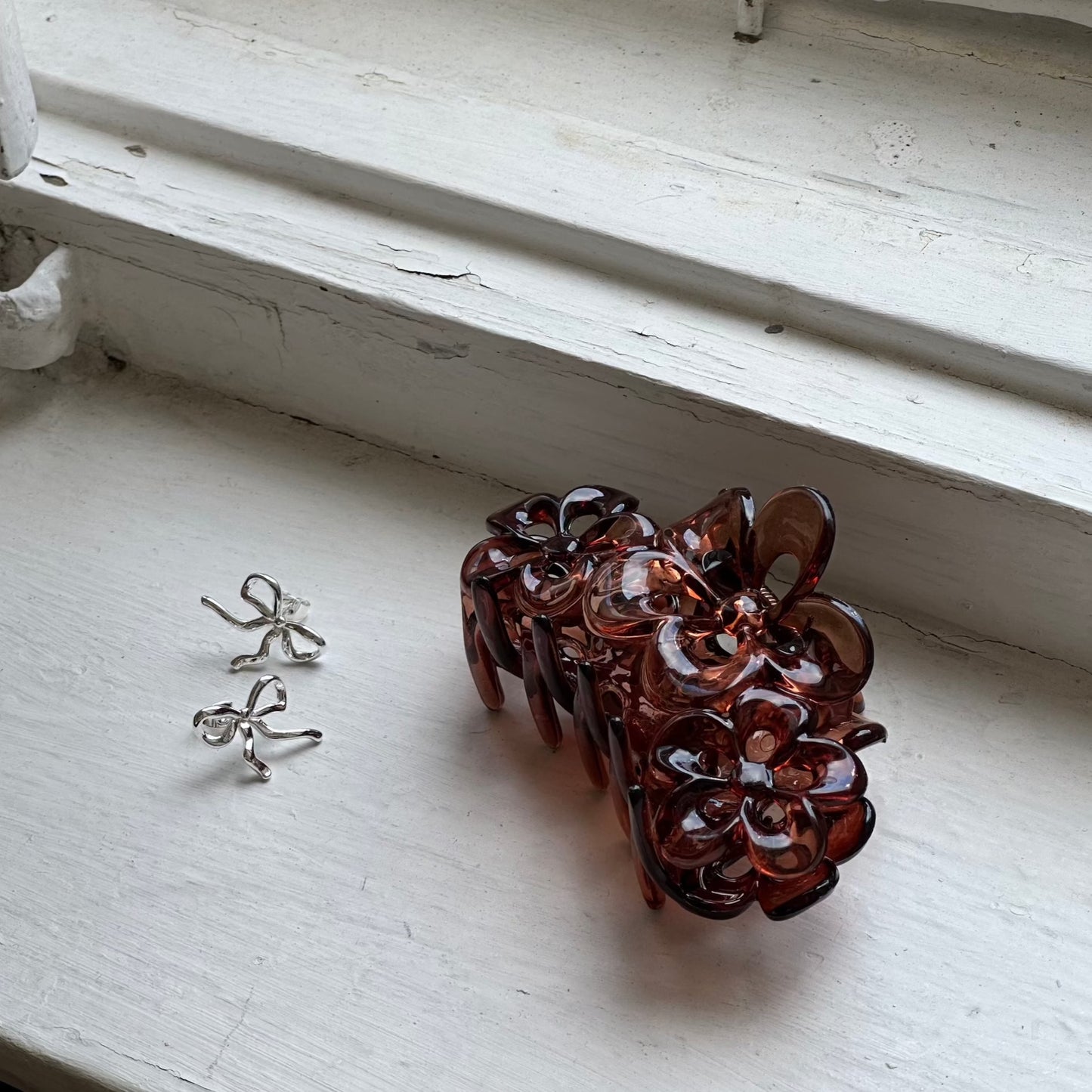 Ribbon Ohrringe auf Fensterbank