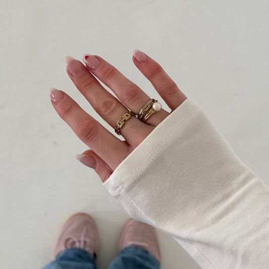 Rivaring getragen von Mädchen vor weißenmBoden