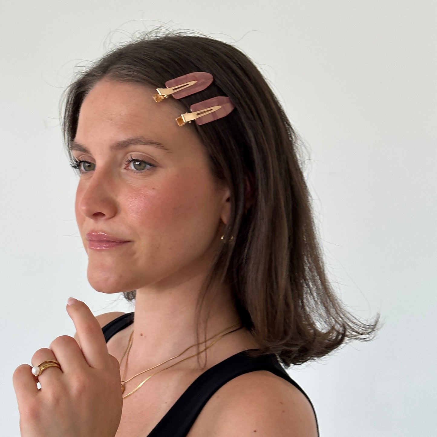 Skincare Clips in rosa getragen an brünetter Frau