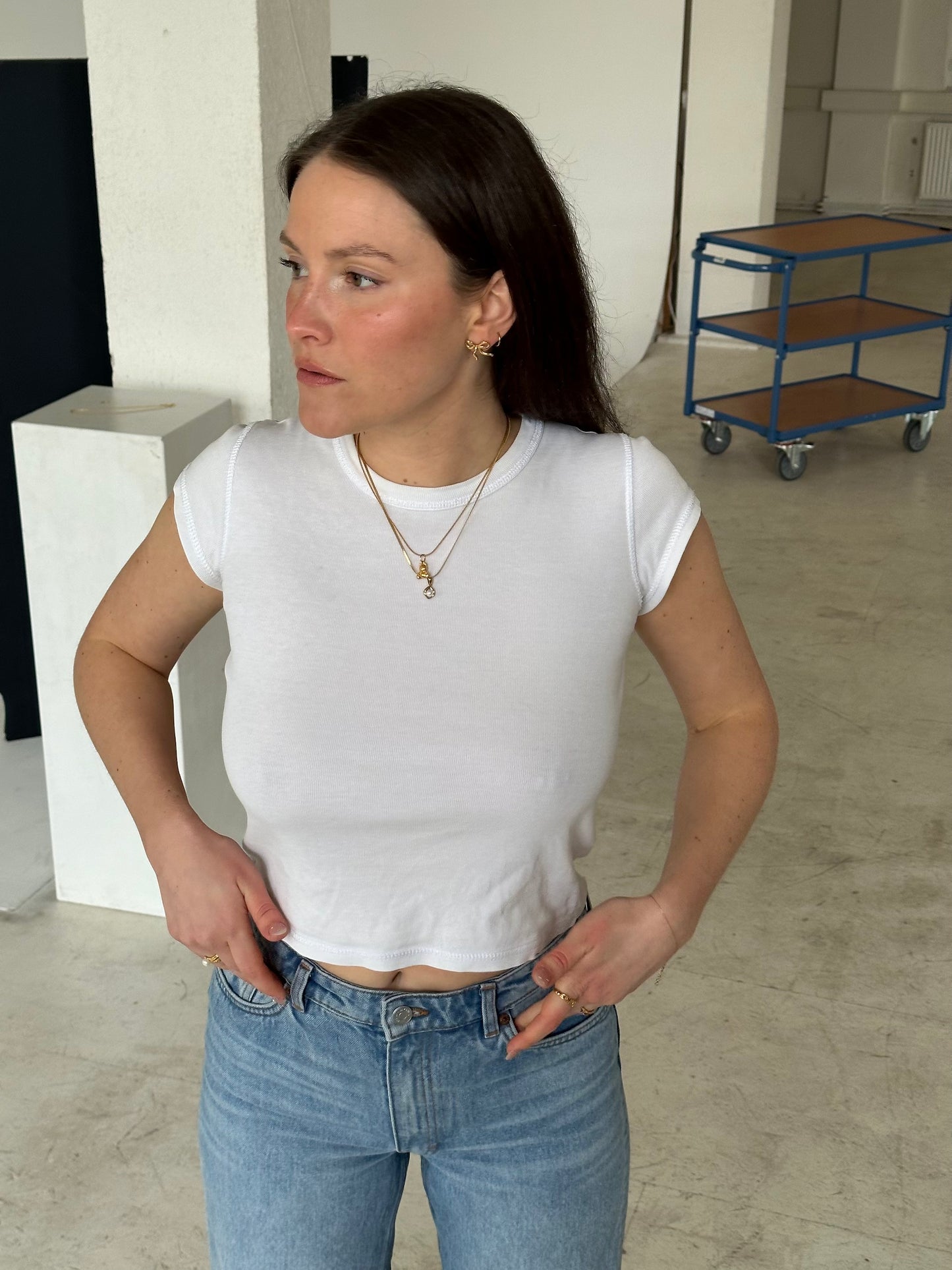 Halsketten, Teddy und Kani Halskette, getragen von Mädchen mit weißem T-Shirt