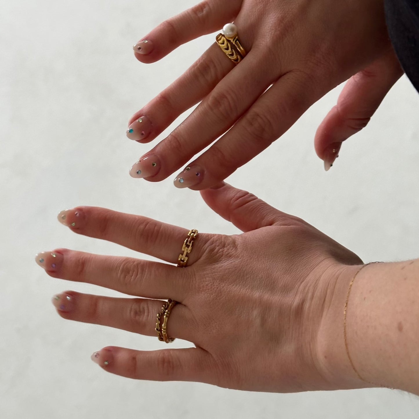 ringe an zwei Händen vor weißem Hintergrund
