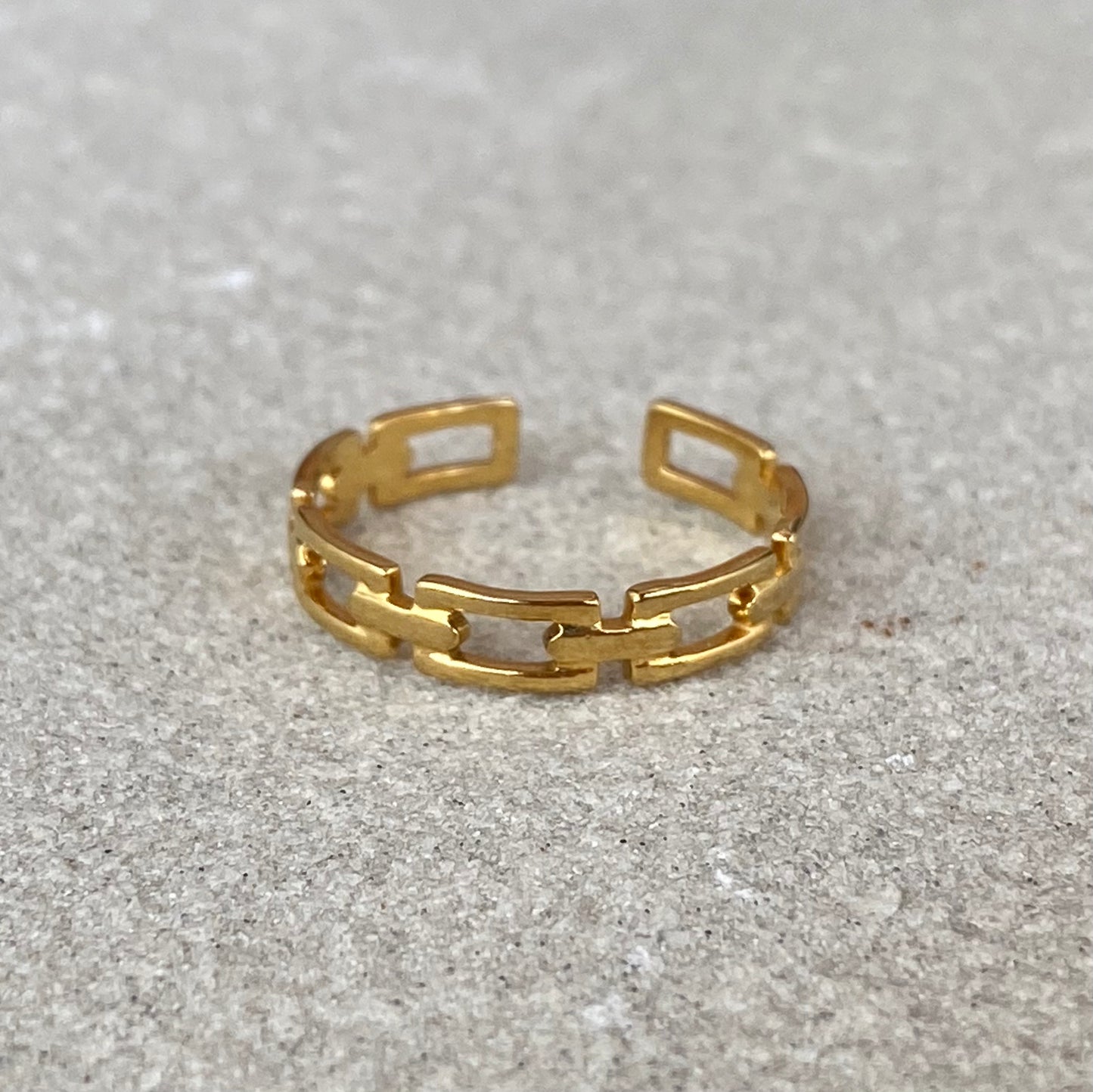 ketten,glieder,ring offen Gold auf Marmorstein