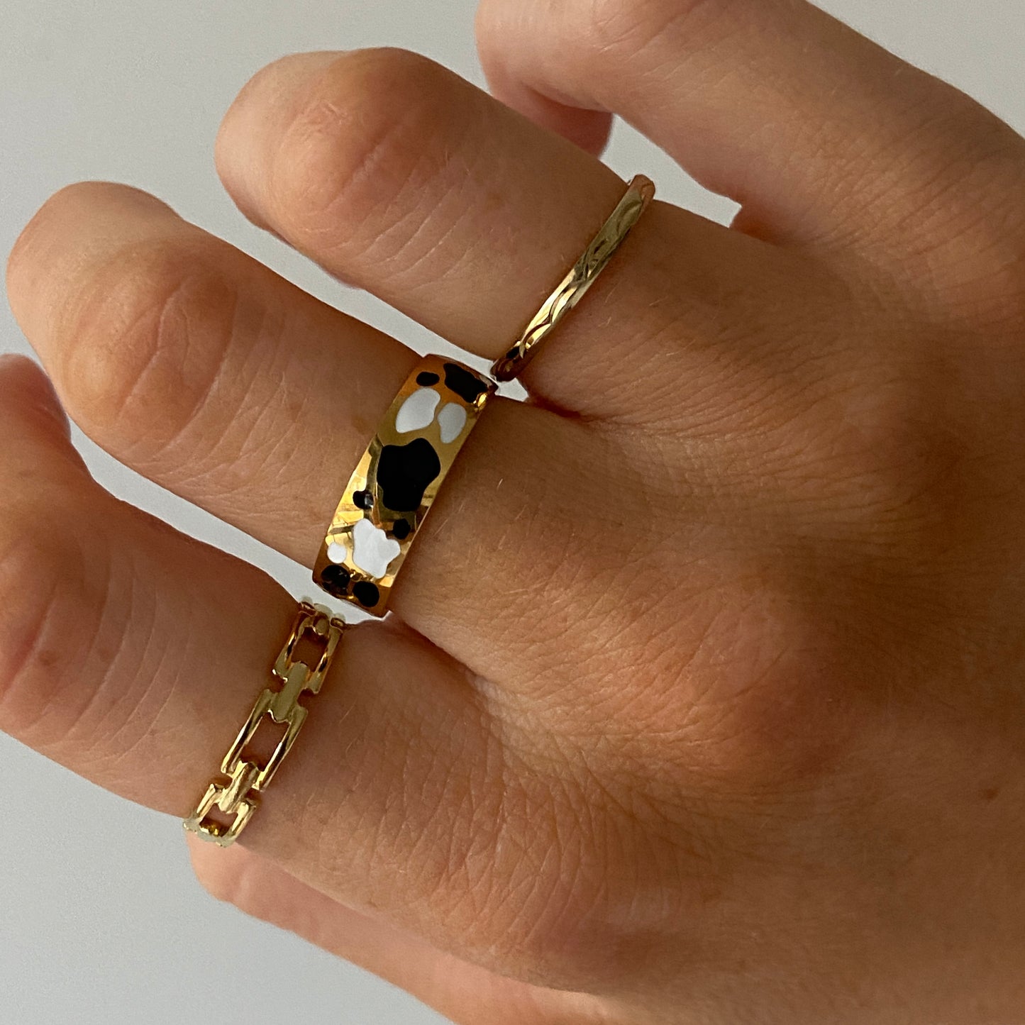 milchiger Ring an einer Hand