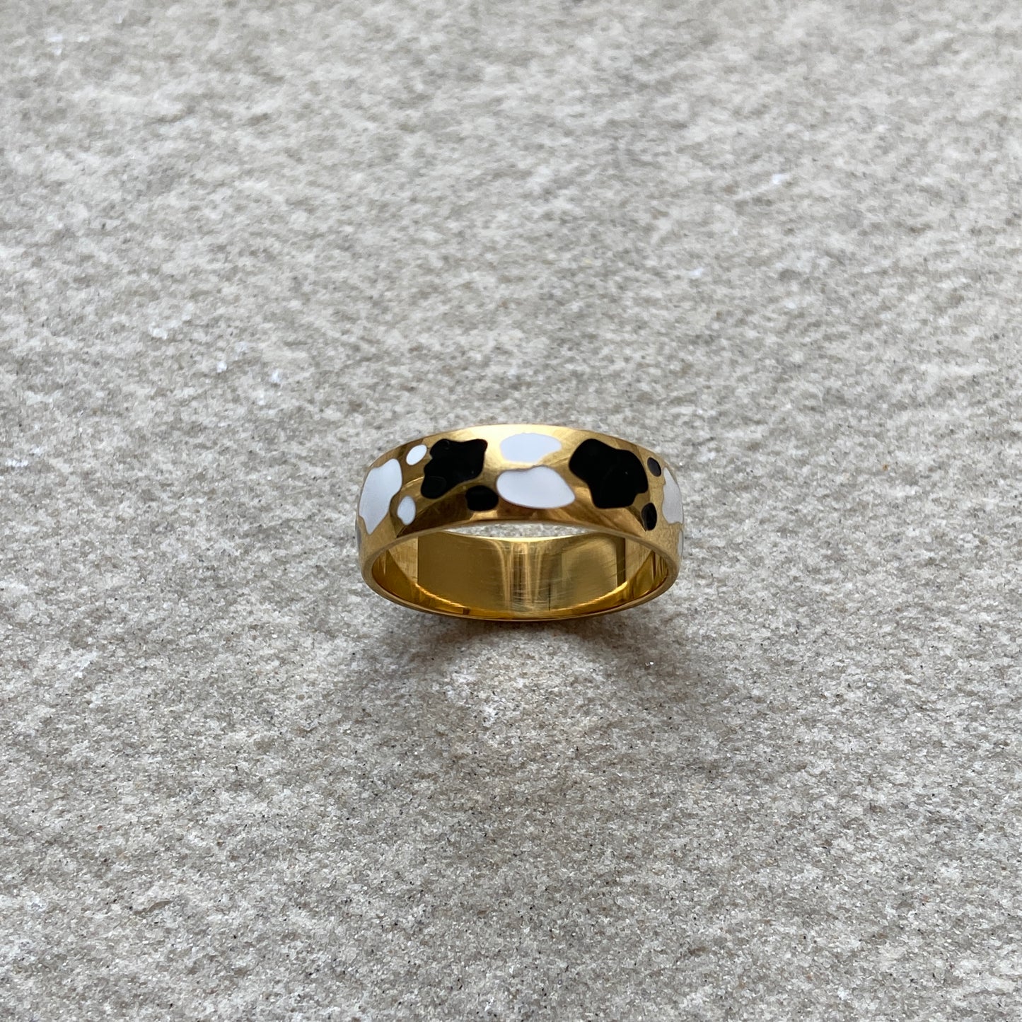 milchiger ring auf Marmor
