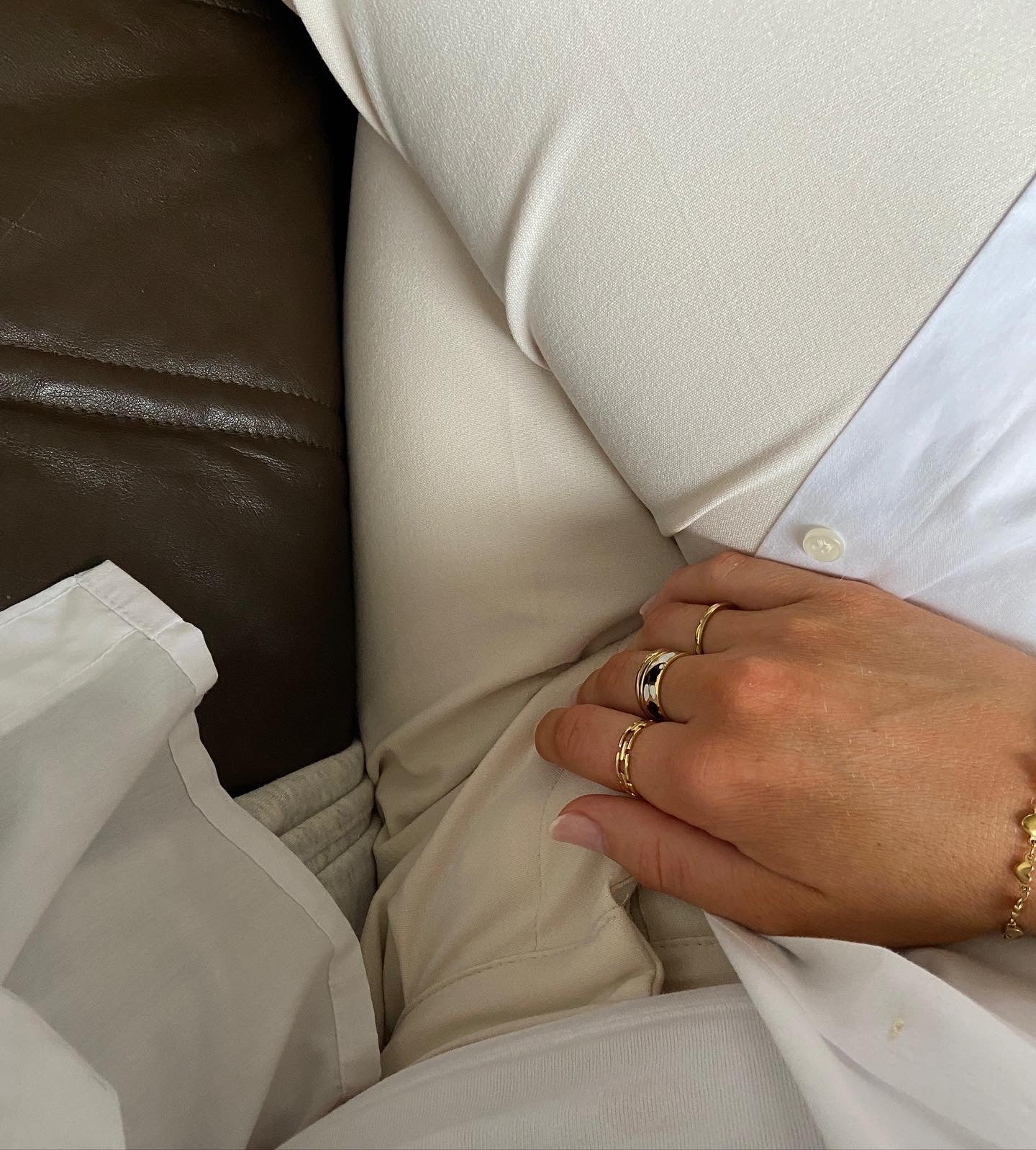 ringe an einer Hand vor weißer Hose
