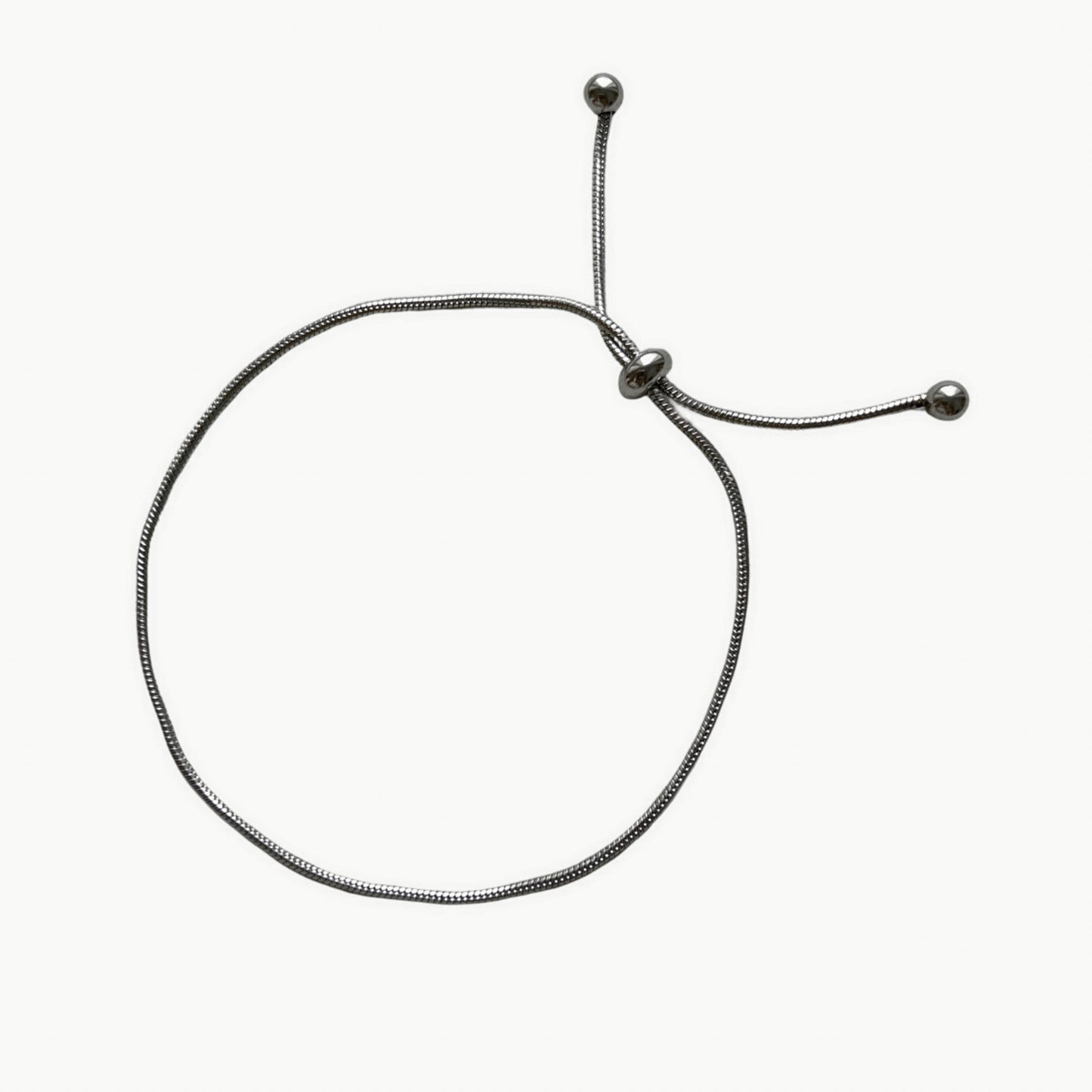 Lola Armband vor weißem Hintergrund