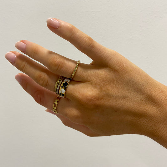 milchiger Ring anhand vor weißem Hintergrund