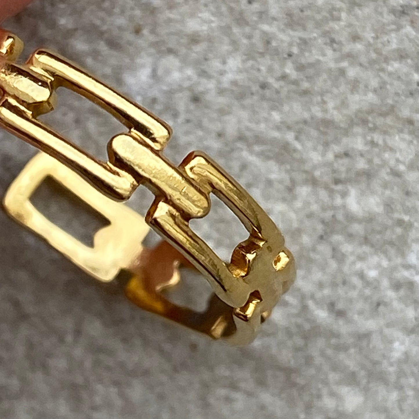 ketten, glieder,ring Gold nah auf Marmorstein