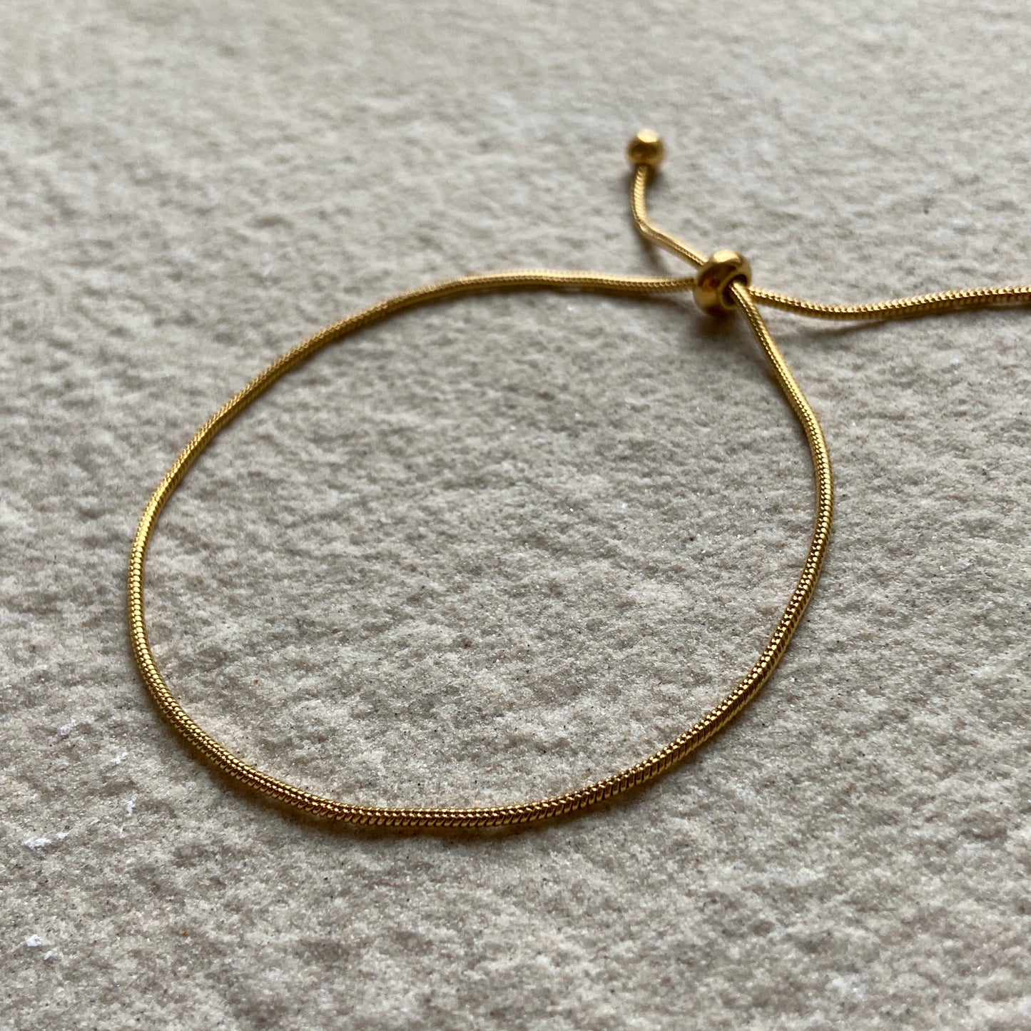 Lola Armband auf Marmorstein