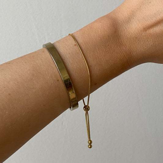 Lola Armband, Gold am Handgelenk