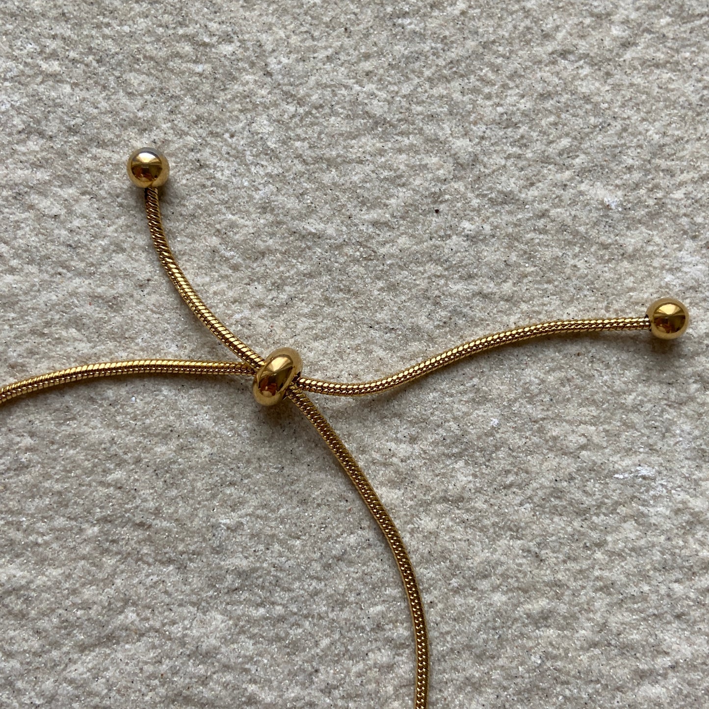 Lola Armband, Gold auf Marmorstein