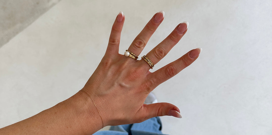 Ring Stacking an Frau mit schwarzem T-Shirt