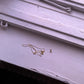 Halskette fave auf Fensterbank