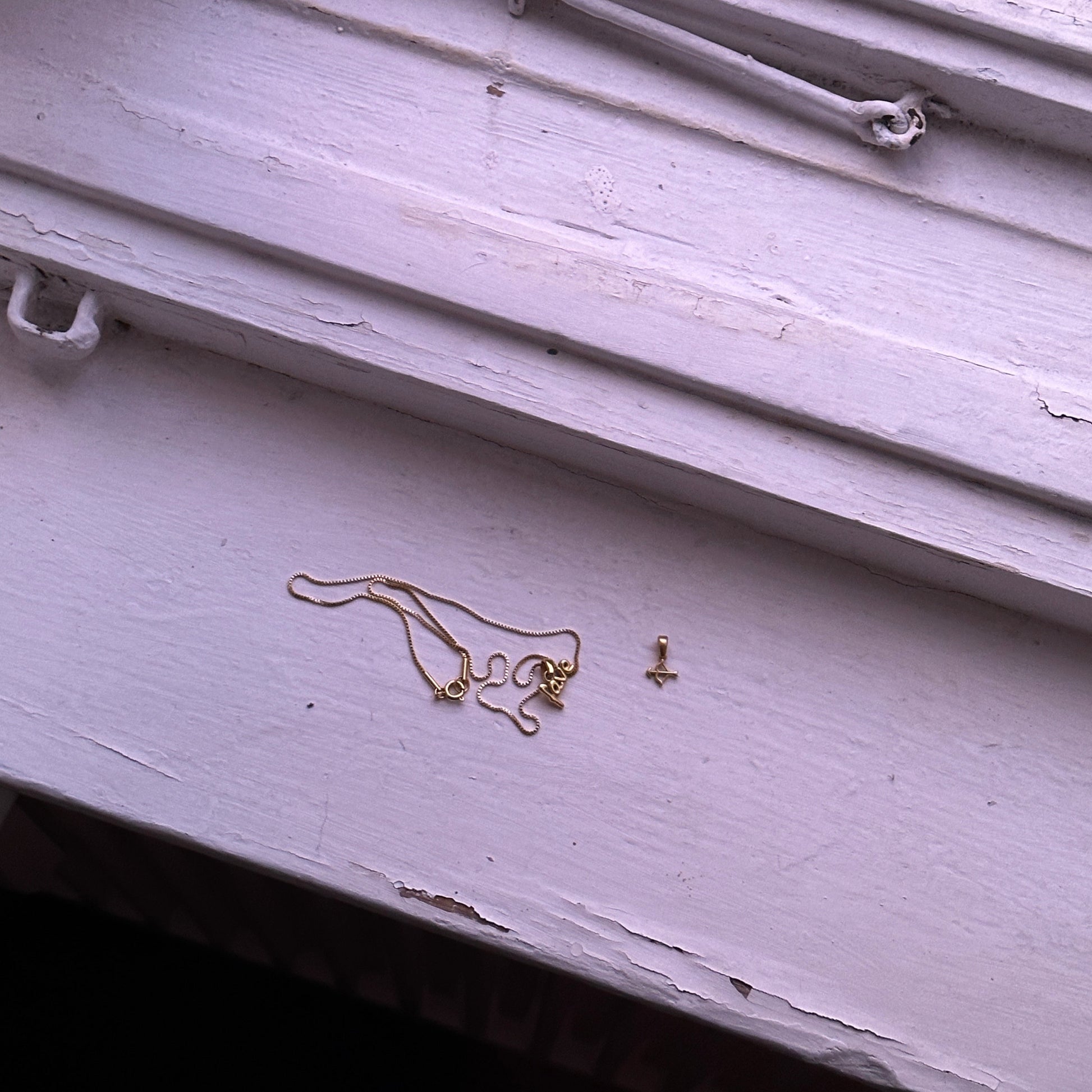 Halskette fave auf Fensterbank