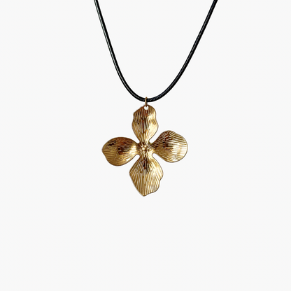 Silberling Halskette vor weißem Hintergrund