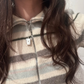 Ace Charm on into you Halskette getragen auf Mädchen mit braunen Haaren und gestreiften Wolle Strickjacke