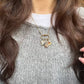 Mädchen mit Mix and Match Kette mit Anhängr