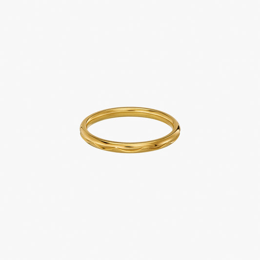Halbmond Ring auf Hintergrund weiß